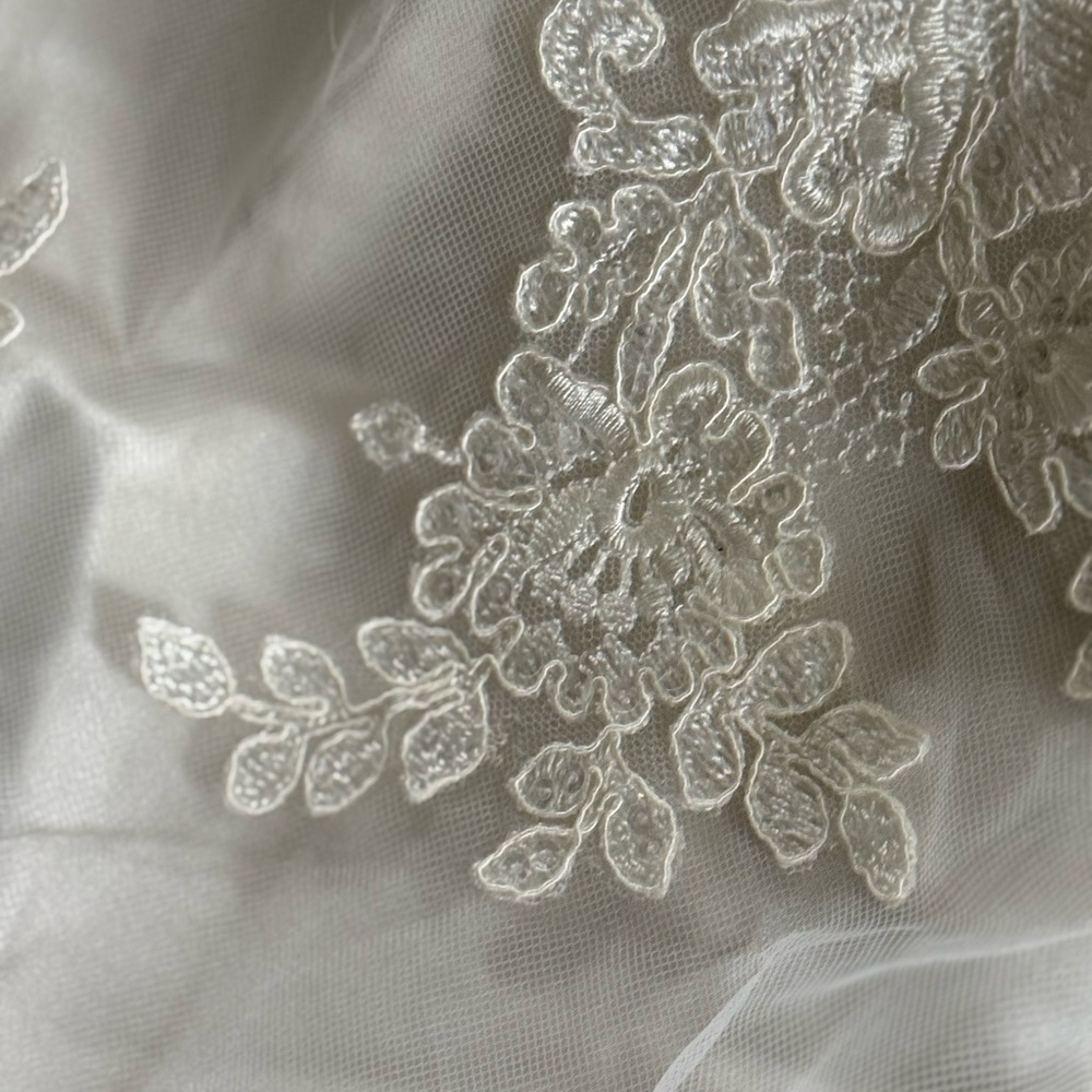 Elegant White Lace Wedding Dress - Picture 14 of 15